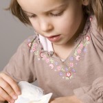 mala deklica odpira jogurt