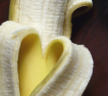 banana z olupkom v obliki srca