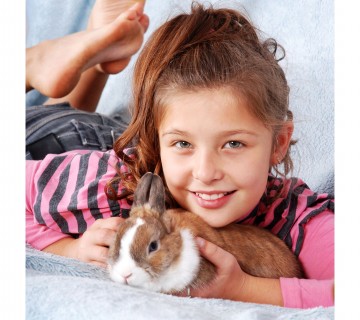 deklica z zajčkom