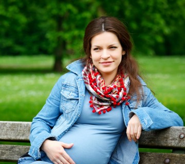 nosečnica na klopi v parku